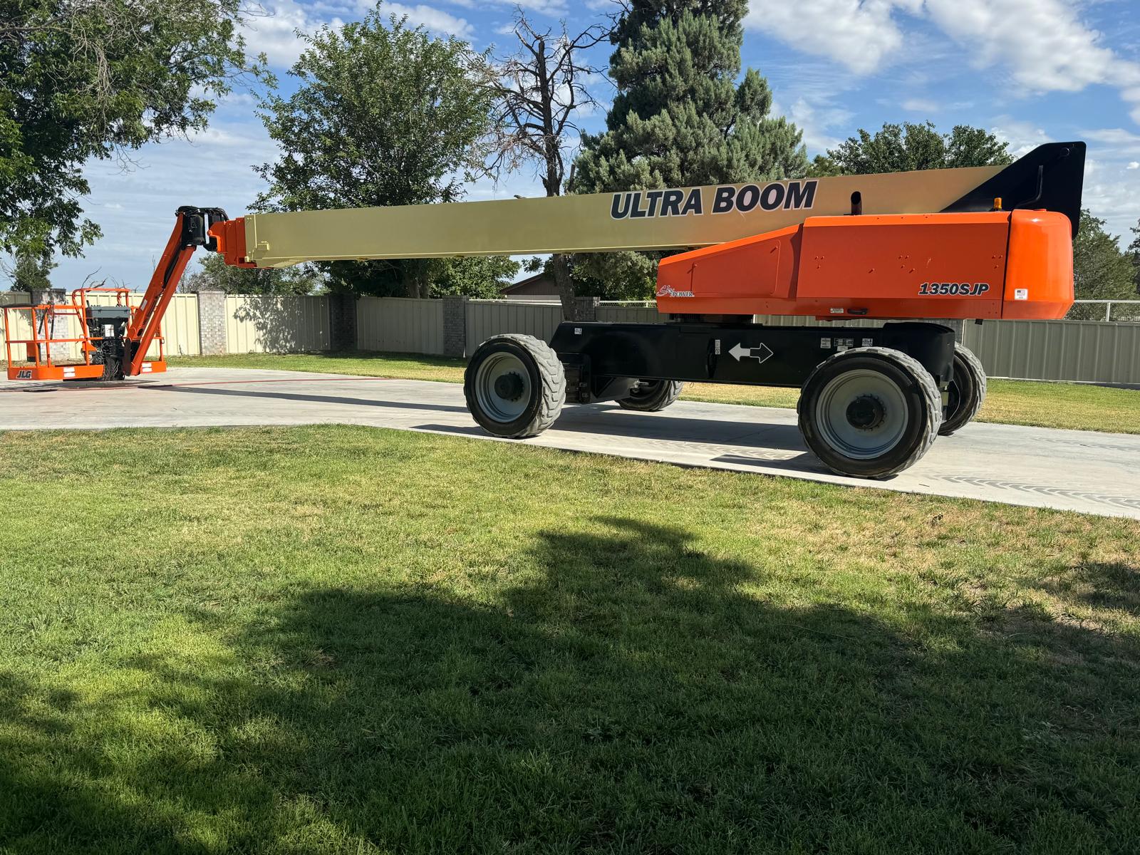 135 ft telescopic boom lift rental JLG 1350SJP