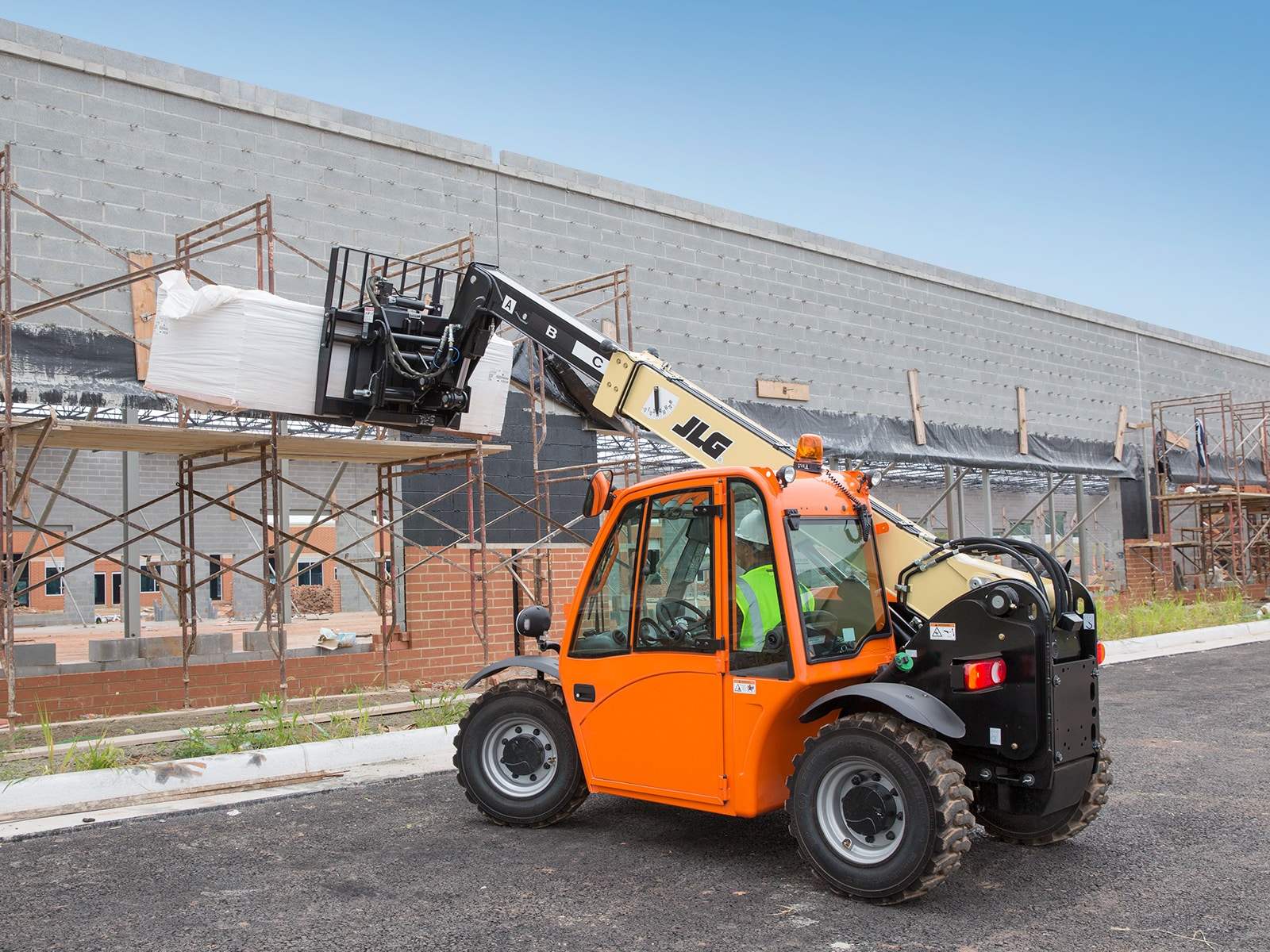 18ft reach 5000 lb capacity telehandler rental jlg g5 18a