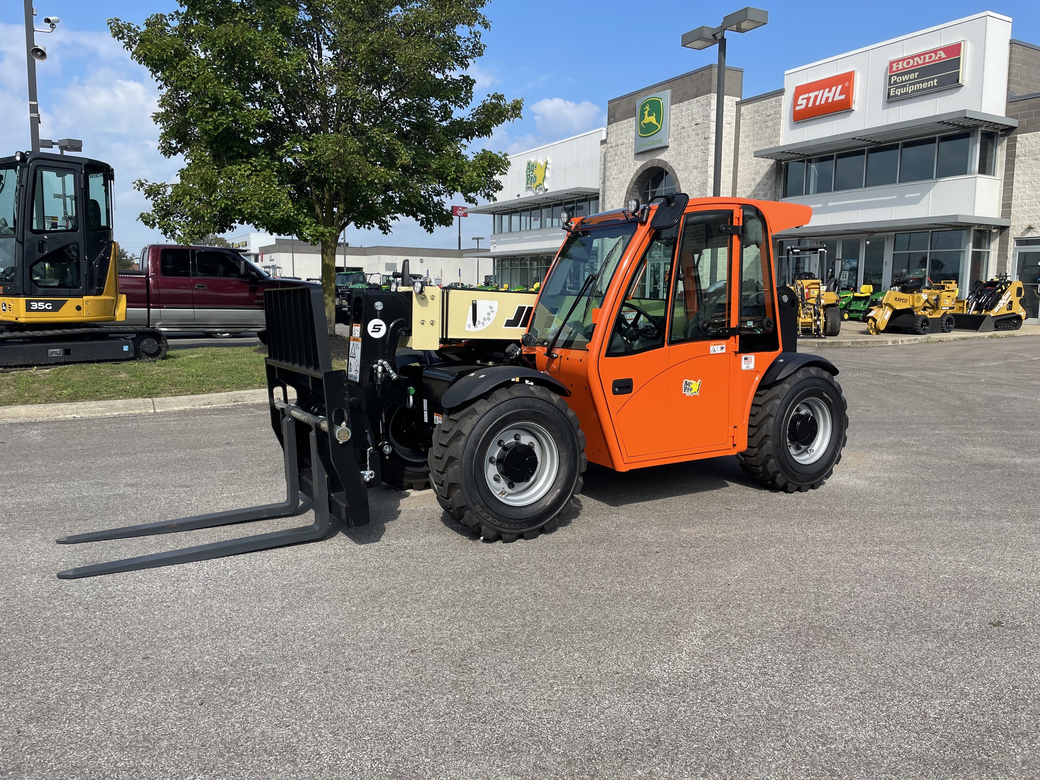18ft reach 5000 lb capacity telehandler rental jlg g5 18a