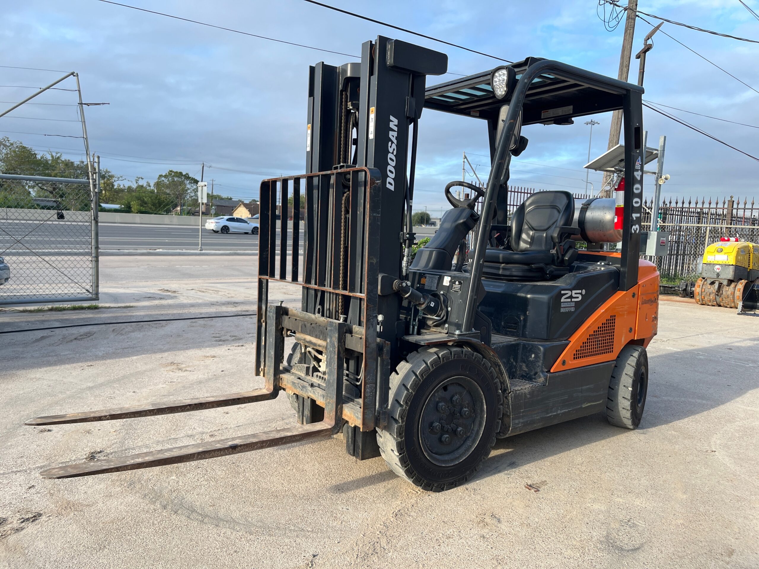 5000 lbs forklift rental doosan g25 scaled