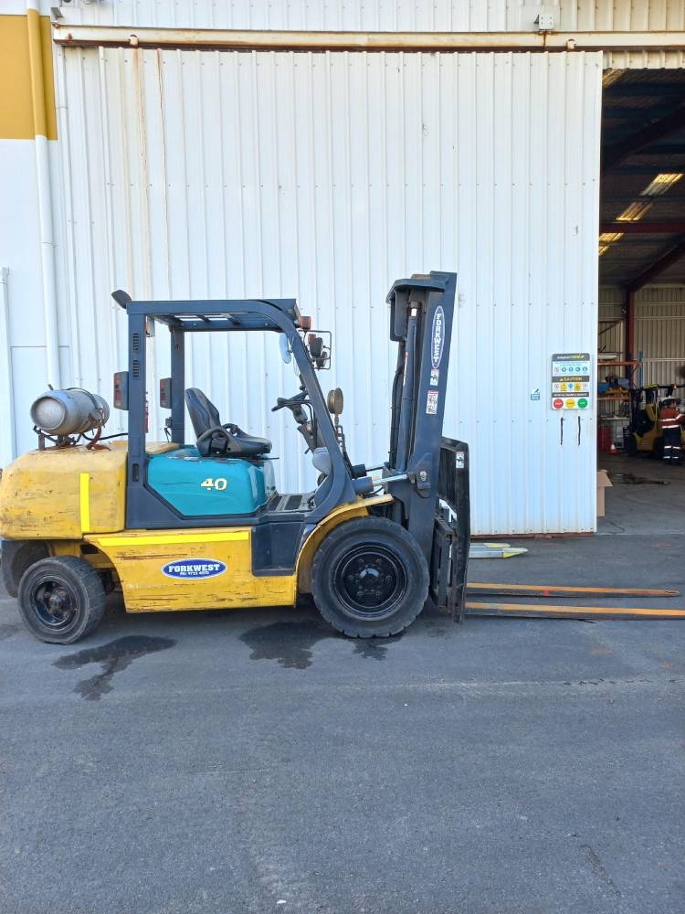8000 lb komatsu fg40 forklift rental