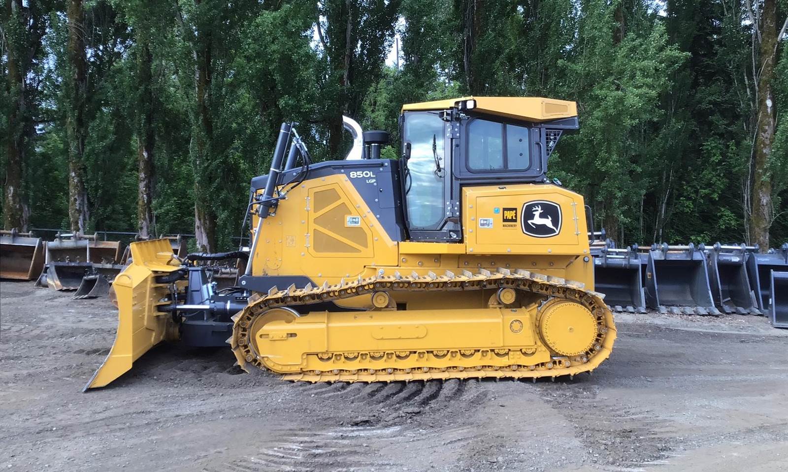 Dozers John Deere 850L crawler loader rental