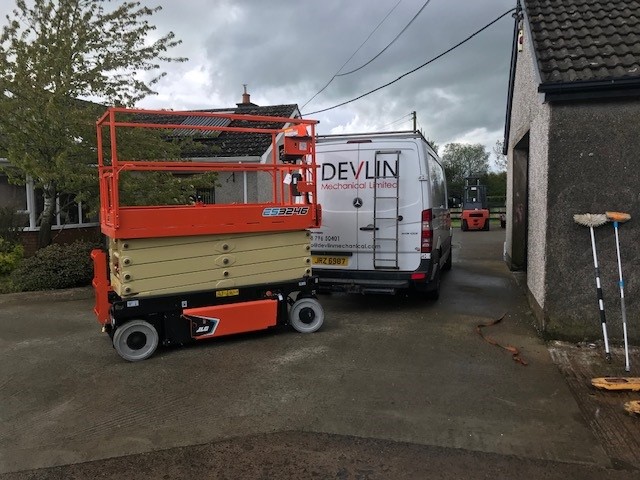 es3246 wide platform 32ft scissor lift rental jlg