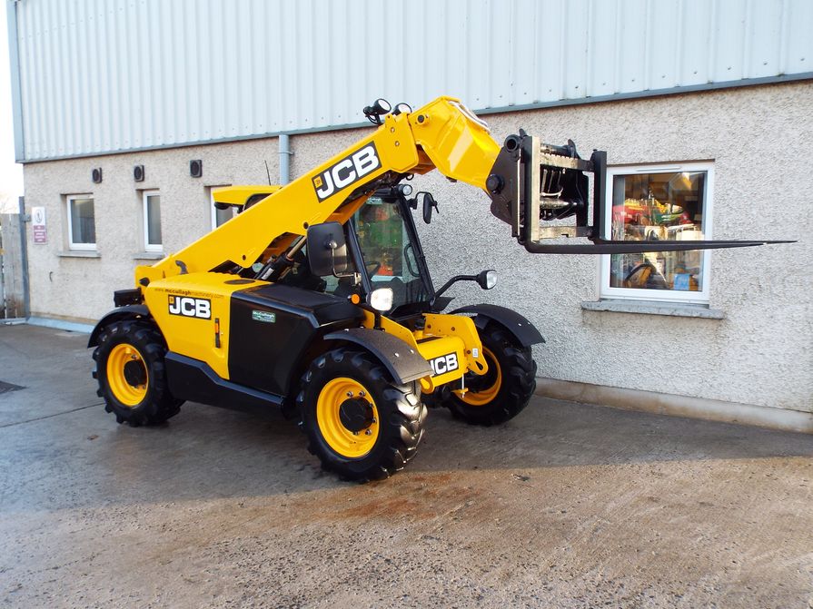 jcb 525 60 5000 lb 5k capacity 19 ft reach telehandler rental.jpeg