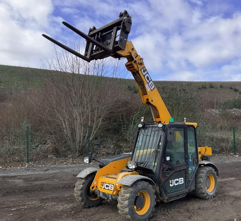 jcb 525 60 5000 lb 5k capacity 19ft reach lift telehandler rental.jpeg
