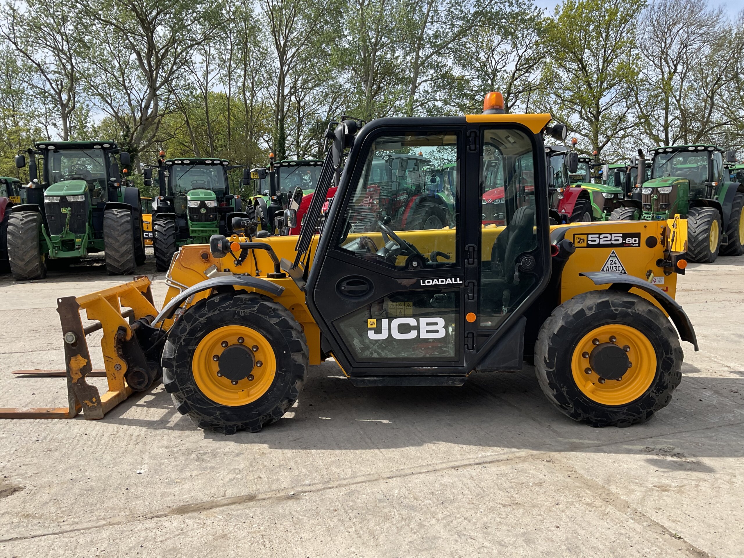 jcb 525 60 5000 lb 5k capacity 19ft reach telehandler rentals.jpeg