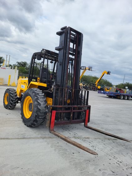 jcb940 8k 8000 lb forklift rental rough terrain