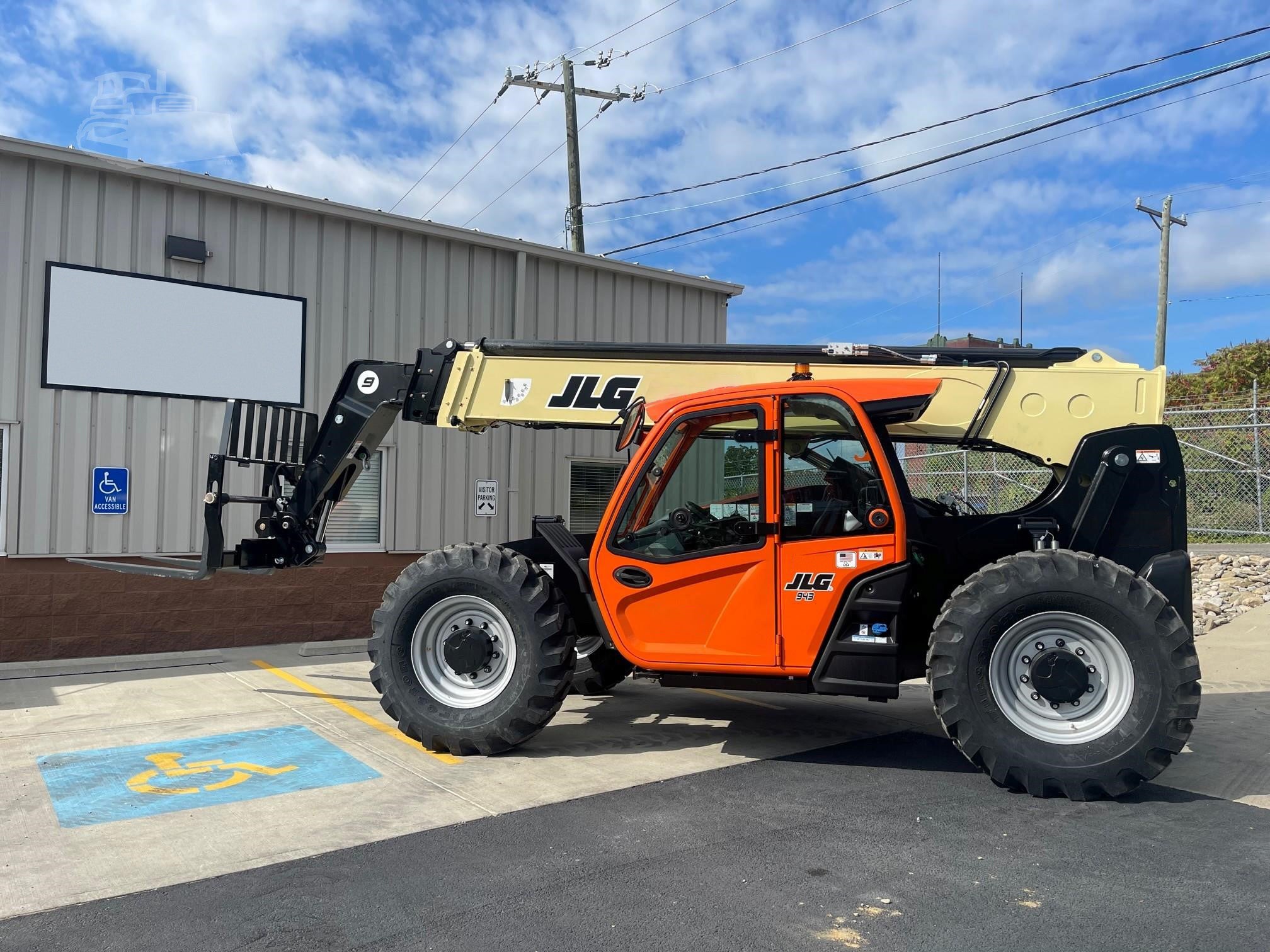 jlg 943 9000 lb 43 ft reach telehandler rental